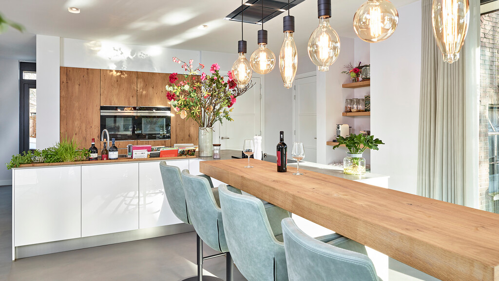 Keuken met hout-L-eiland in hoogglans wit en balkeneiken