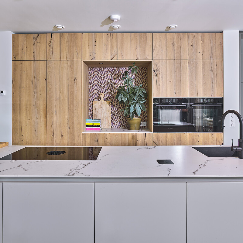 Houten keuken met eiken-Ballerina keuken met eiland-Dekton aanrechtblad