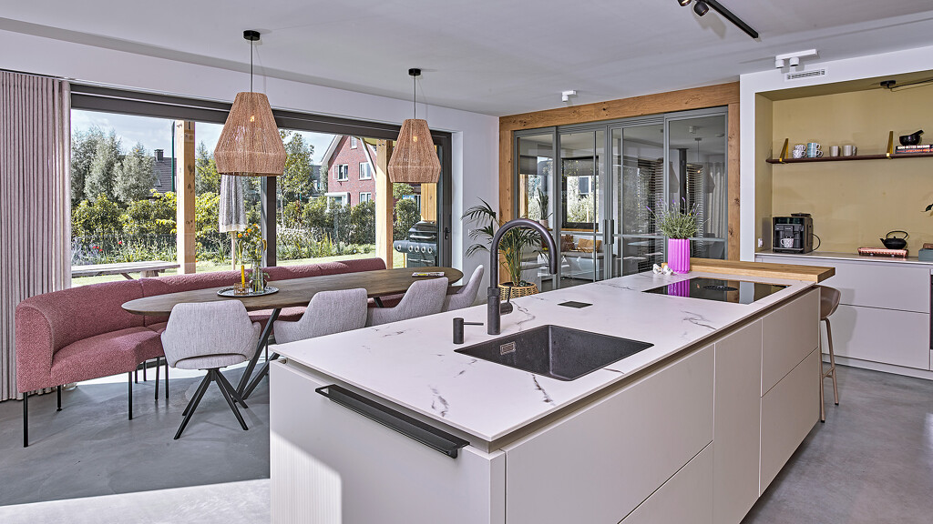 Sfeervolle maatwerkkeuken met keukeneiland. Kasten in eiken en Dekton keukenblad