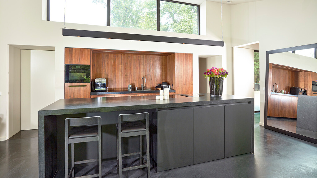 Mat zwarte keuken - met hout 