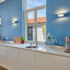Schlichte mattweiße Küche von Contur mit glänzender Dekton-Arbeitsplatte von Ekelhoff Küchen, Deutschland