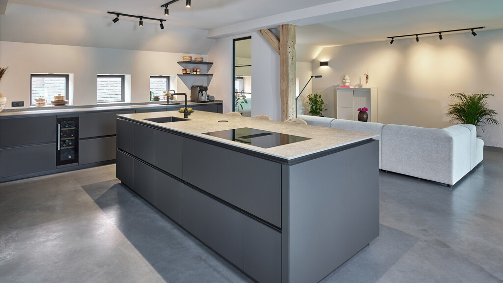 Moderne schwarze Inselküche mit Dekton Arbeitsplatte - realisiert von Ekelhoff Küchen in Nordhorn.