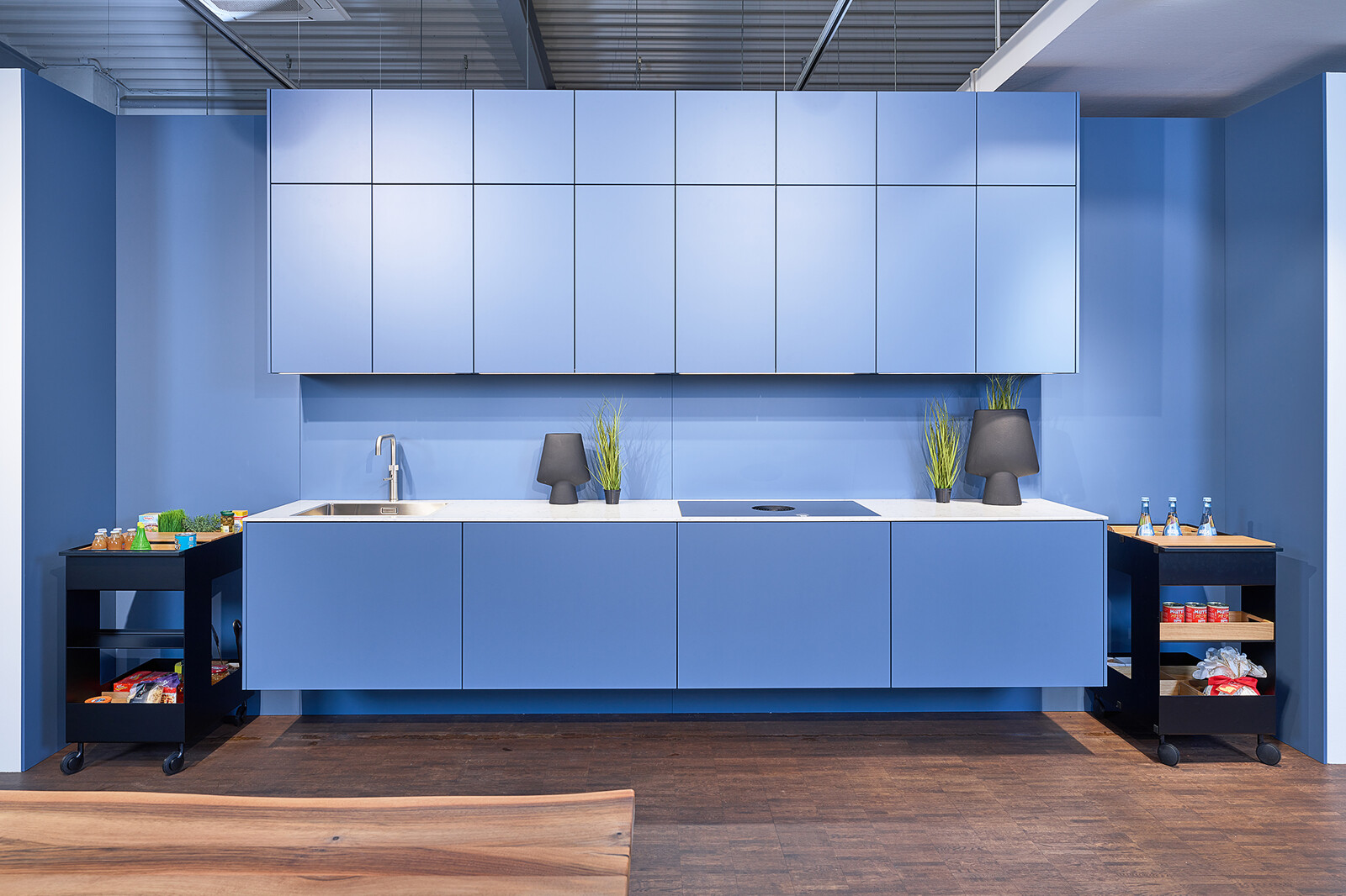 next125 Blauwe designkeuken met 2 trolleys