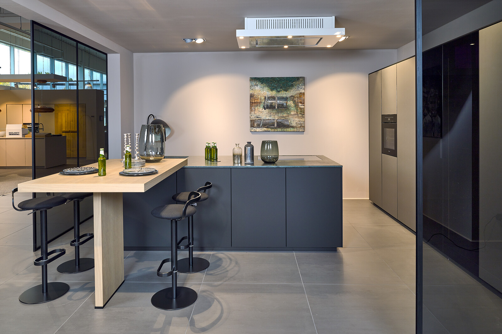 Showroomkeuken: next125 designkeuken met groen granieten keukenblad en bartafel