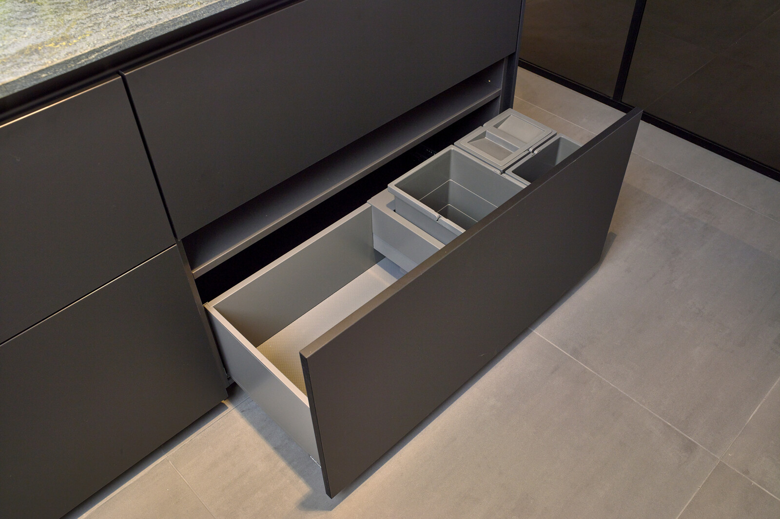Showroomkeuken: next125 designkeuken in metallic Inox SensiQ met afvalsysteem in lade