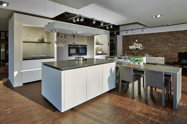 next125 eilandkeuken in wit en eiken elegant met eettafel |Ekelhoff Keukens