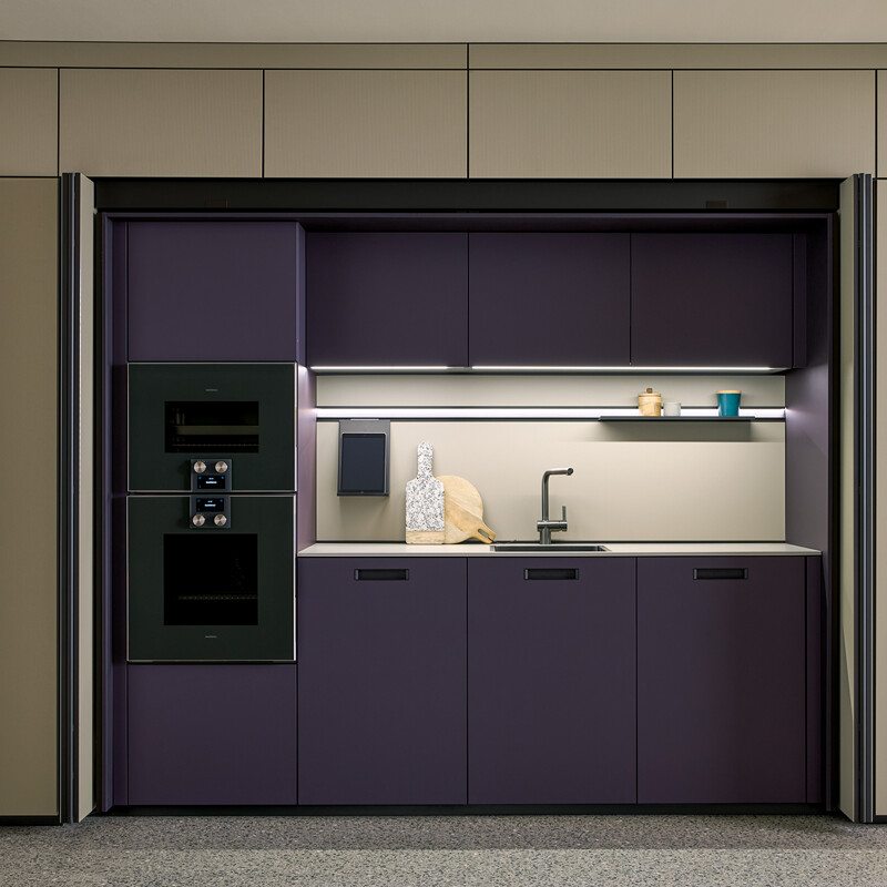 Nieuwe keuken van next125 keuken met een fluweelmatlak-front in de kleur aubergine en pocket systeem