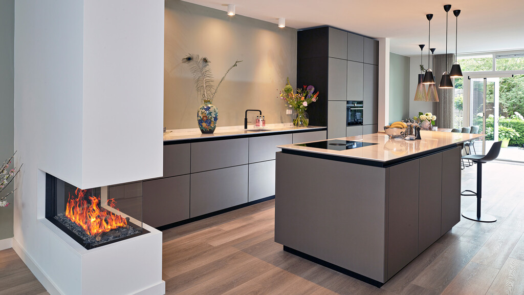 next125 kitchen-NX912 kitchenisland with glass fronts Ekelhoff Kitchen