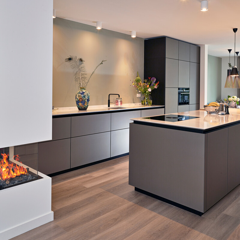 next125 kitchen-NX912 kitchenisland with glass fronts Ekelhoff Kitchen