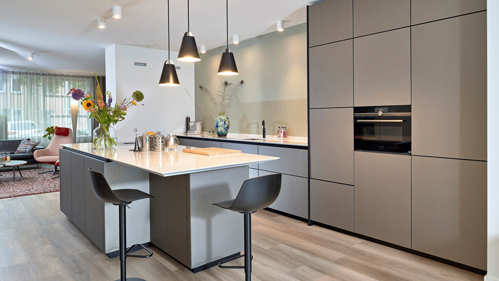 next125 kitchen NX912 with glass doors and kitchenisland - Ekelhoff Kitchen