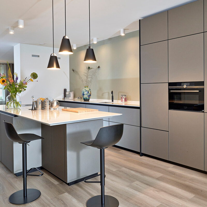 next125 kitchen NX912 with glass doors and kitchenisland - Ekelhoff Kitchen
