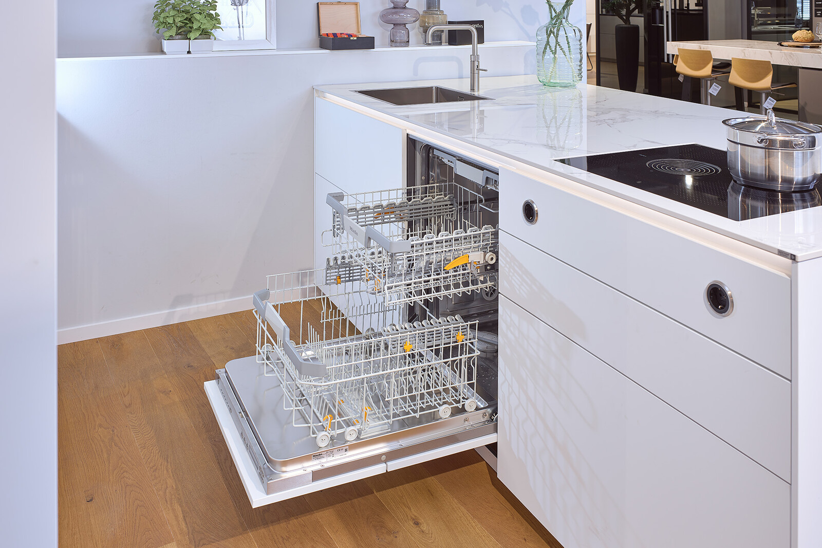 Showroomkeuken next125 - Witte eilandkeuken in fenix met notenhout incl Miele vaatwasser