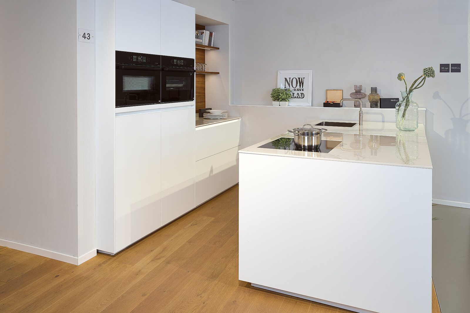 next125-Witte eilandkeuken in fenix met notenhout met keramiek aanrechtblad