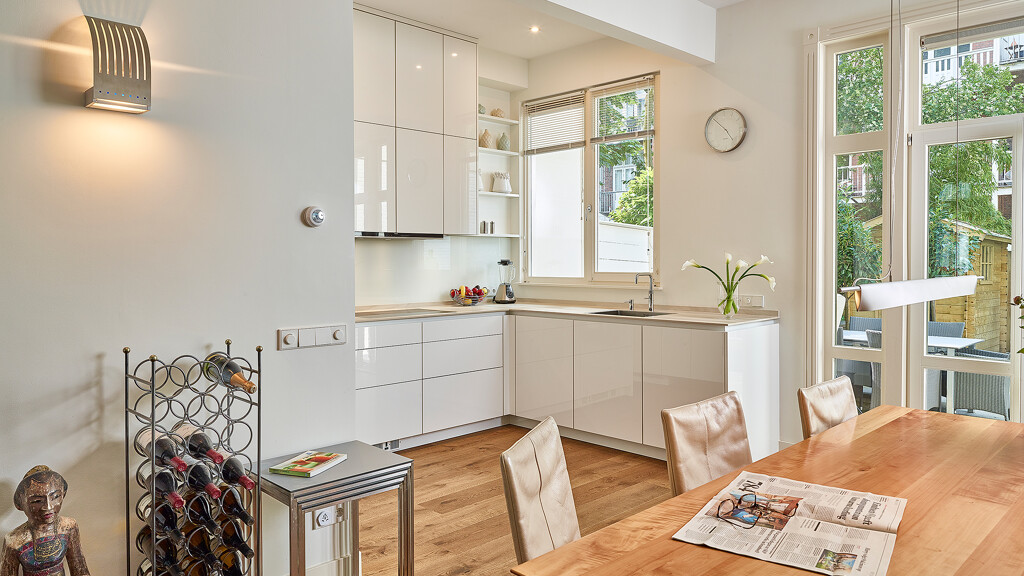 U-förmige offene Küche von Poggenpohl in hochglänzendem Weiß. Installiert in Amsterdam von Ekelhoff Keukens