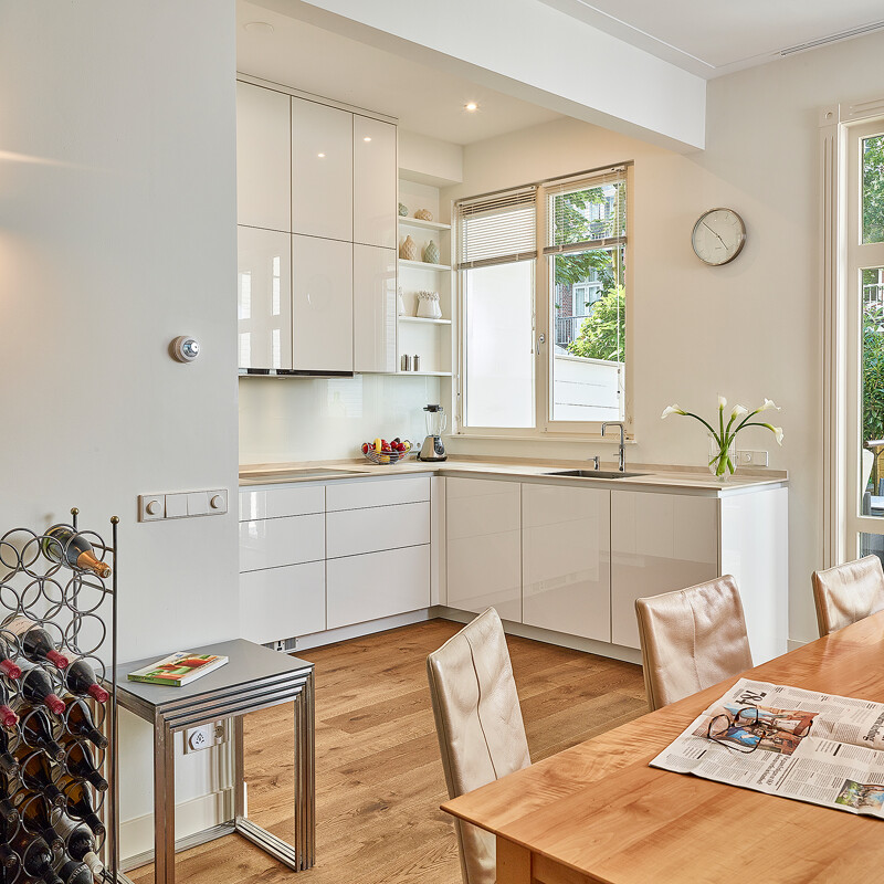 U-förmige offene Küche von Poggenpohl in hochglänzendem Weiß. Installiert in Amsterdam von Ekelhoff Keukens