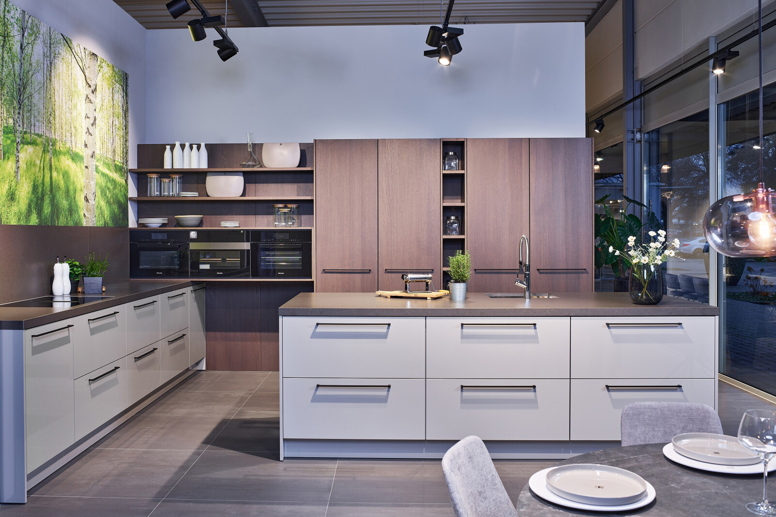 Showroomkeuken: SieMatic designkeuken met keukeneiland en houten kastenwand-Ekelhoff Keukens