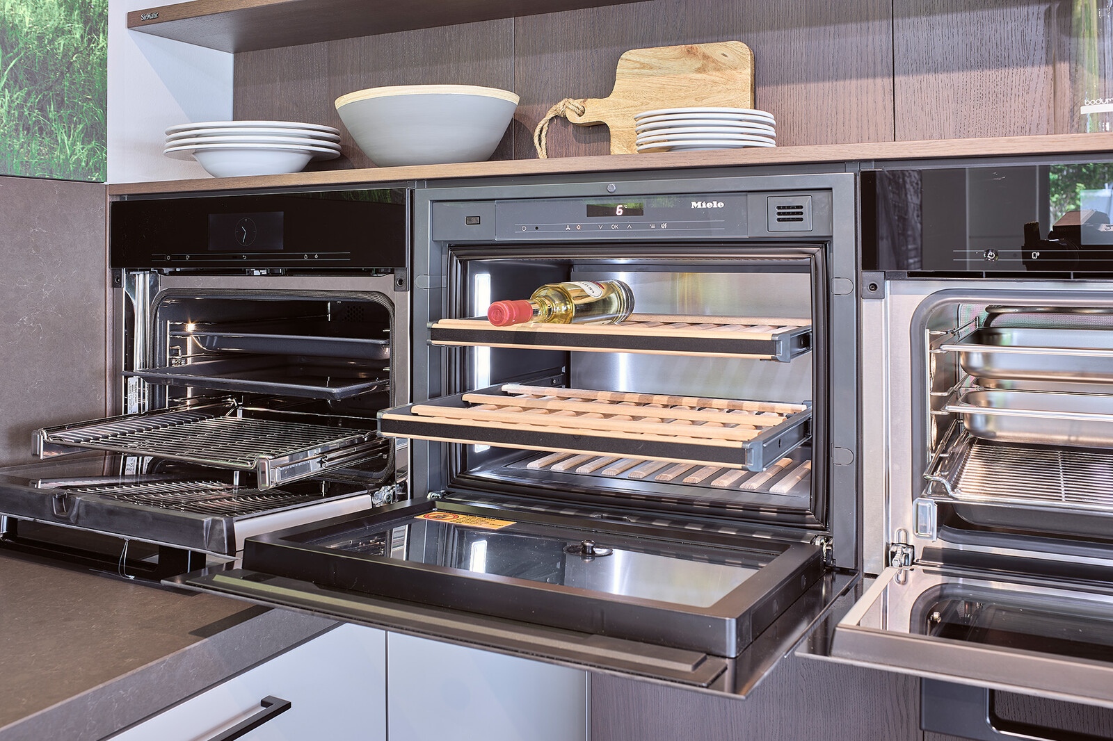 Showroomkeuken: SieMatic designkeuken met apparatuur bvan Miele incl compacte wijnklimaatkast