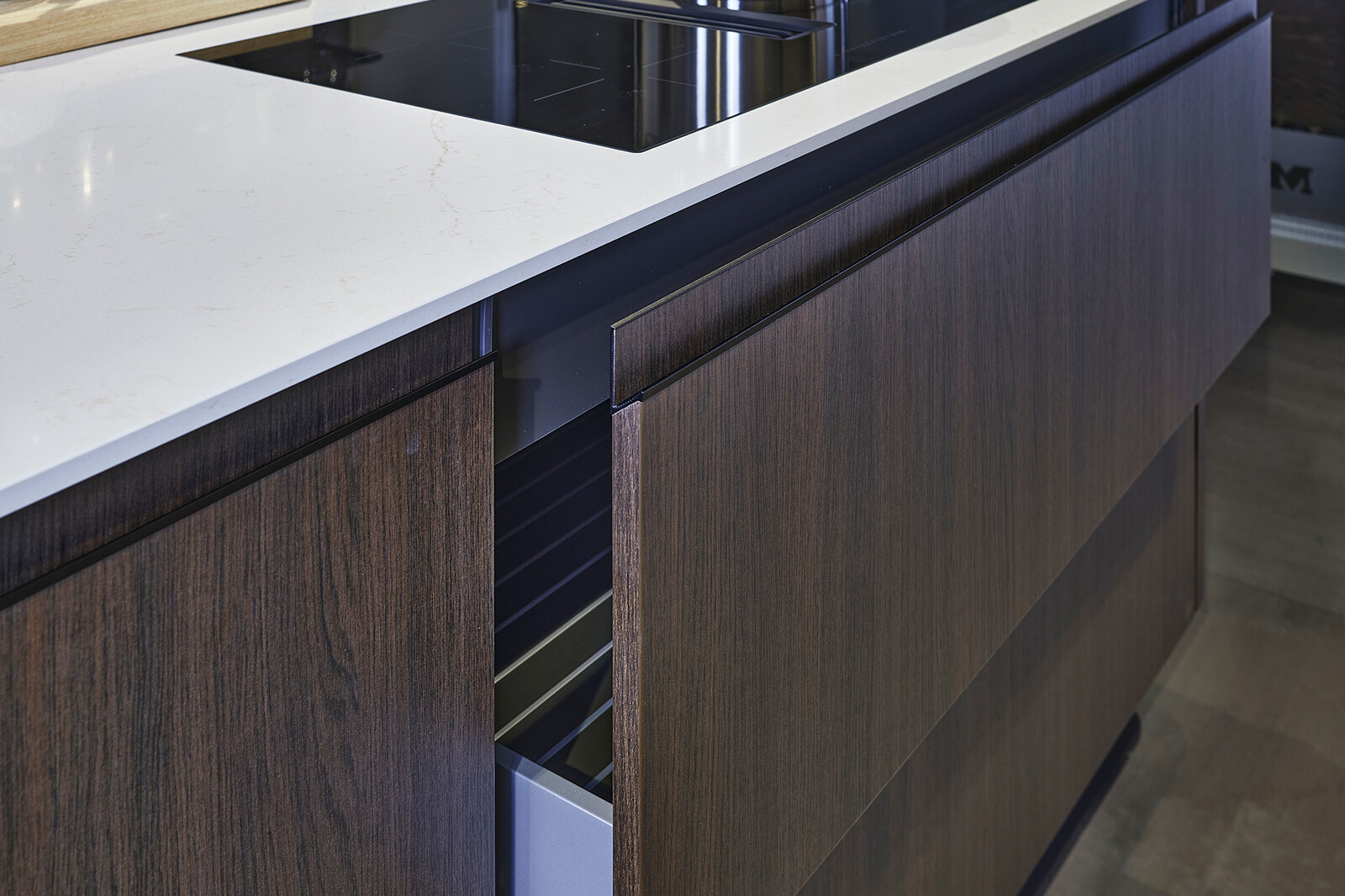 Showroomkeuken: SieMatic keuken met afgeronde hoeken en brede lades