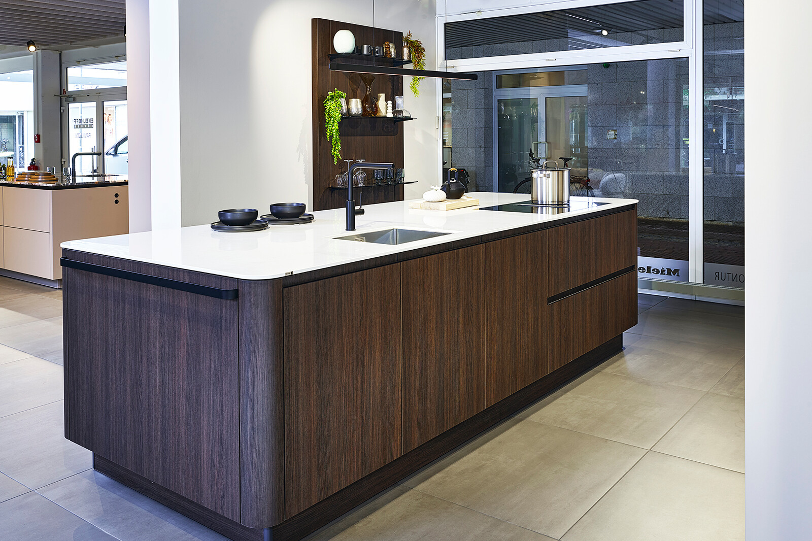 Showroomkeuken: SieMatic designkeuken met afgeronde hoeken in eiken havanna en agaatgrijs-Ekelhoff Keukens