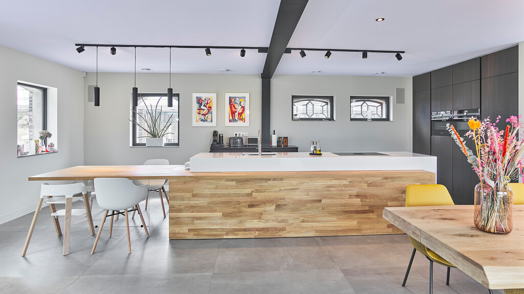 Bijzondere eilandkeuken die deels uit SieMatic elementen bestaat en deels maatwerk uit onze eigen werkplaats is. De massief eiken ombouw met tafel om het witte SieMatic eiland.