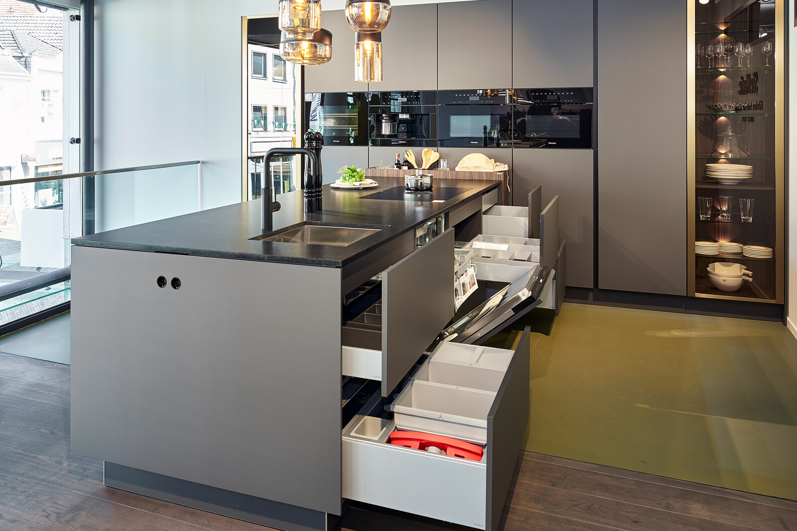 Showroomkeuken: SieMatic S2: grafietgrijze keuken met graniet keukenblad en veel brede lades
