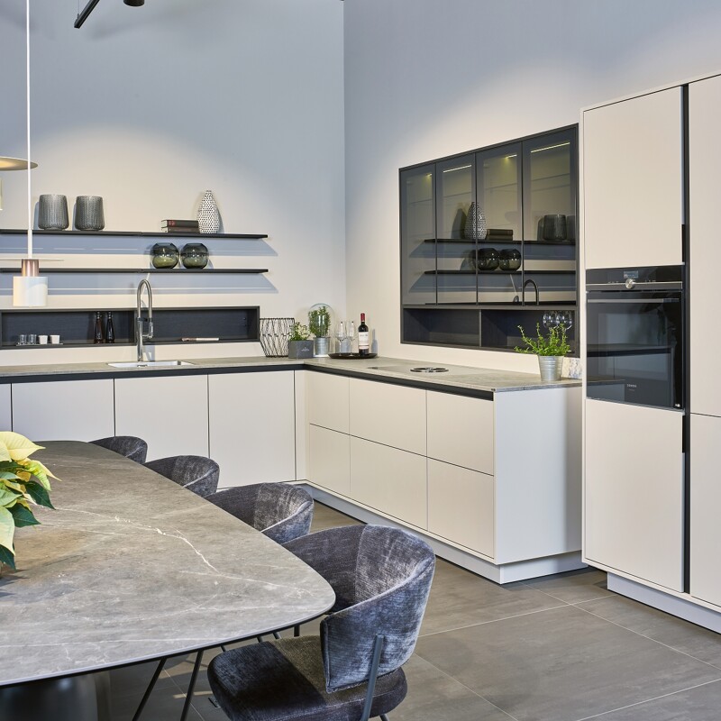 SieMatic showroomkeuken SLC_KM sterling-grijs hoekkeuken van Ekelhoff Keukens Duitsland