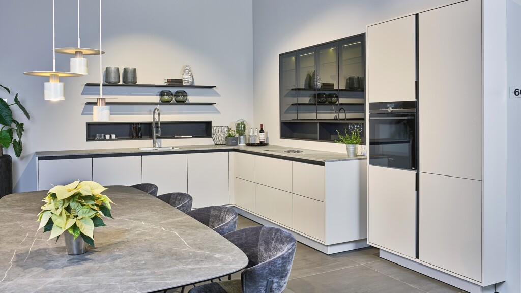 SieMatic showroomkeuken SLC_KM sterling-grijs hoekkeuken van Ekelhoff Keukens Duitsland