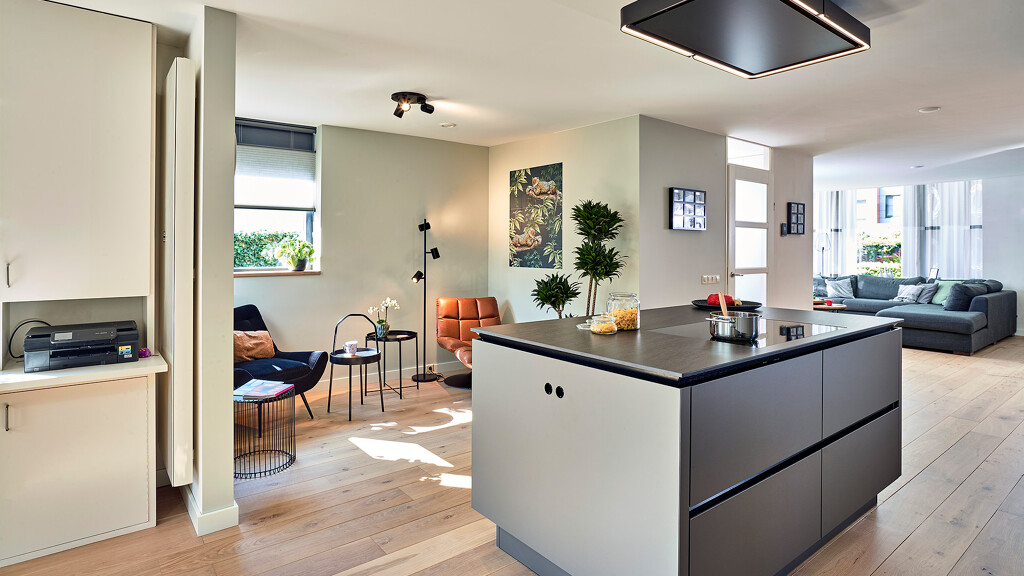 Matgrijze keuken SieMatic SLX imet kookeiland in steengrijze Similaque met keramiek keukenblad van Ekelhoff Keukens, Duitsland