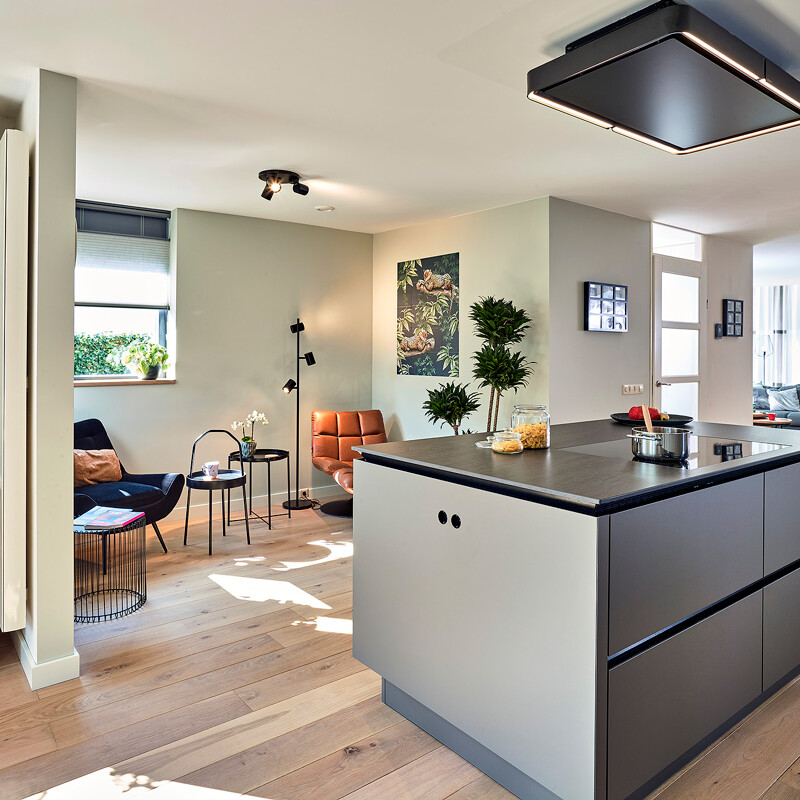 Matgrijze keuken SieMatic SLX imet kookeiland in steengrijze Similaque met keramiek keukenblad van Ekelhoff Keukens, Duitsland