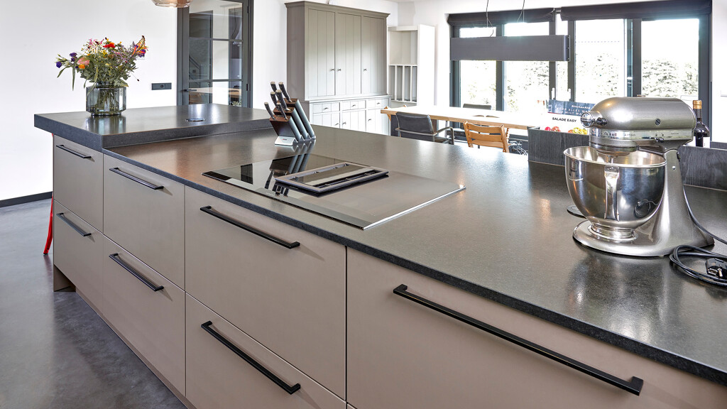 Bewertung SieMatic Küche Urban in Umbra Similaque samtmatt. Küchenbewertung von unseren Kunden in Groningen. Ekelhoff Küchen in Nordhorn