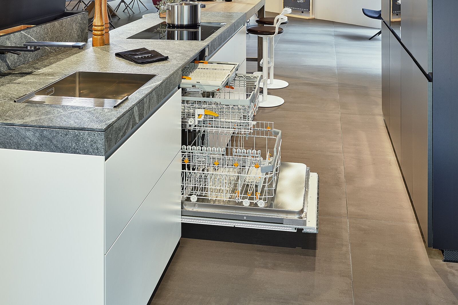 Valcucine showroomkeuken met granieten werkblad en vaatwasser van Miele