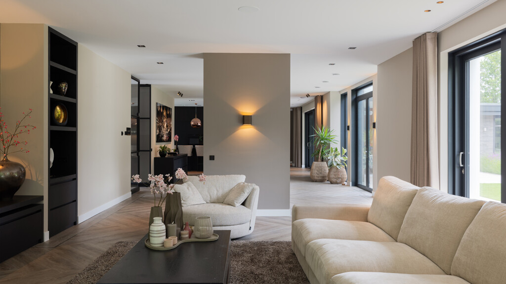 Offener Wohnraum mit Küche, Essbereich und Wohnbereich in einer exklusiven Villa